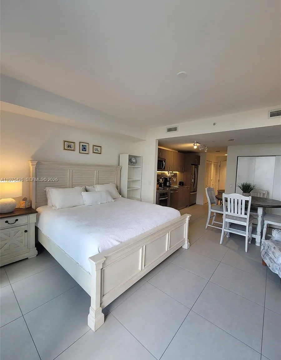 5350 Park Condo — Photo 1