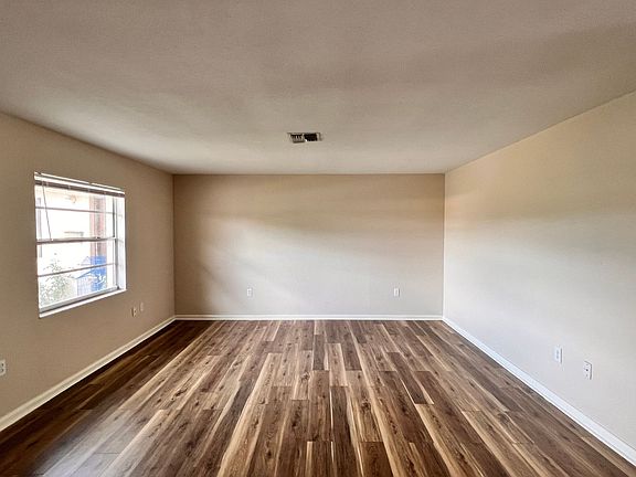 5th image of 907 Locke St Unit 102