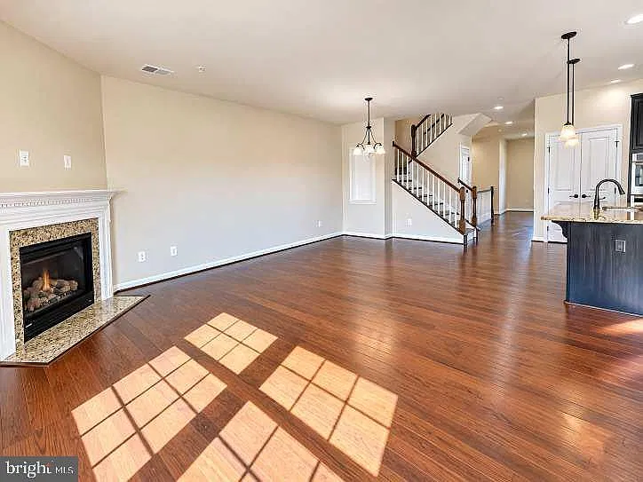 3 bed, 2.5 bath, 2641 sqft, $2,900 — Photo 2