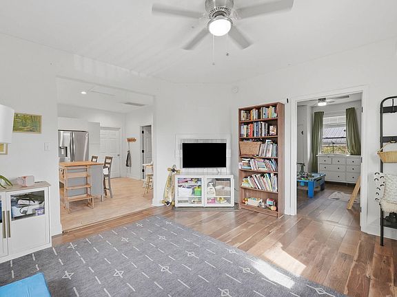 3rd image of 3547 Crompton St