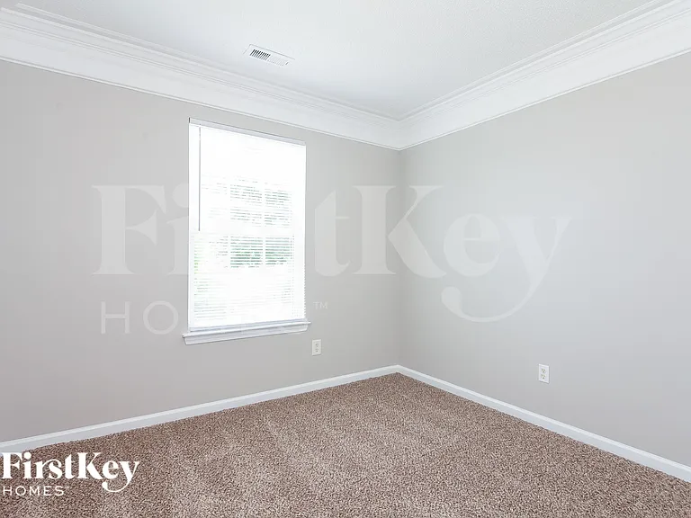 2422 Fairstone Ave — Photo 13
