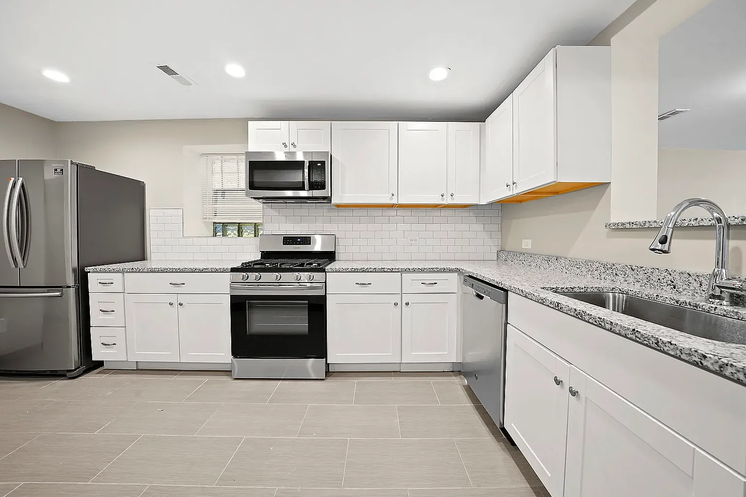 2 bed, 2.0 bath, 979 sqft, $1,800 — Photo 4