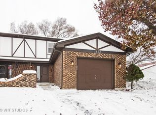 1022 S Hunt Club Dr, Mount Prospect, IL 60056