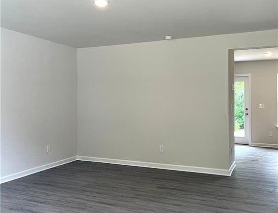 5th image of 100 Longview St