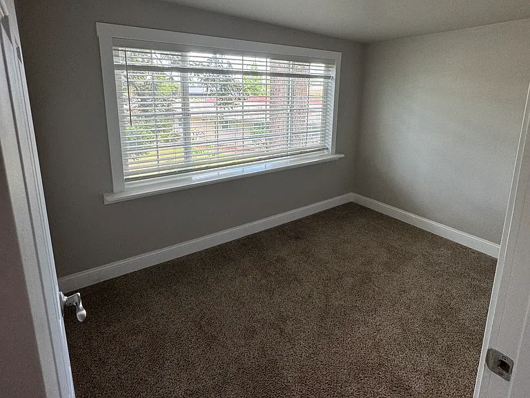 17732 NE Glisan St #32 — Photo 7