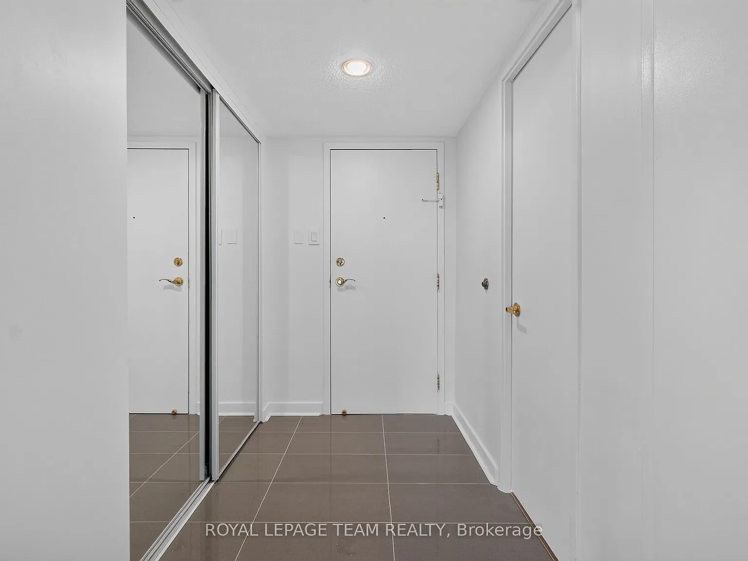 545 Saint Laurent Blvd — Photo 4