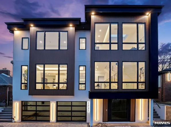 2237 Jones Rd, Fort Lee, NJ 07024