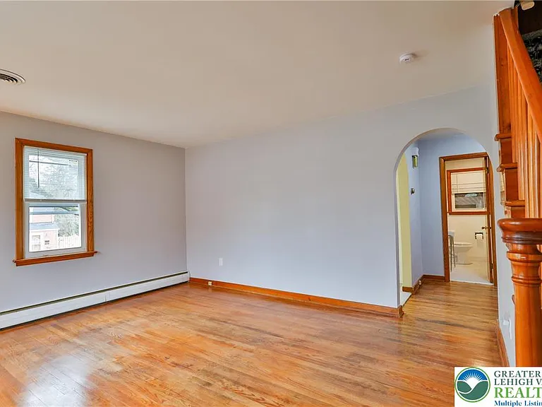 336 E Market St — Photo 4