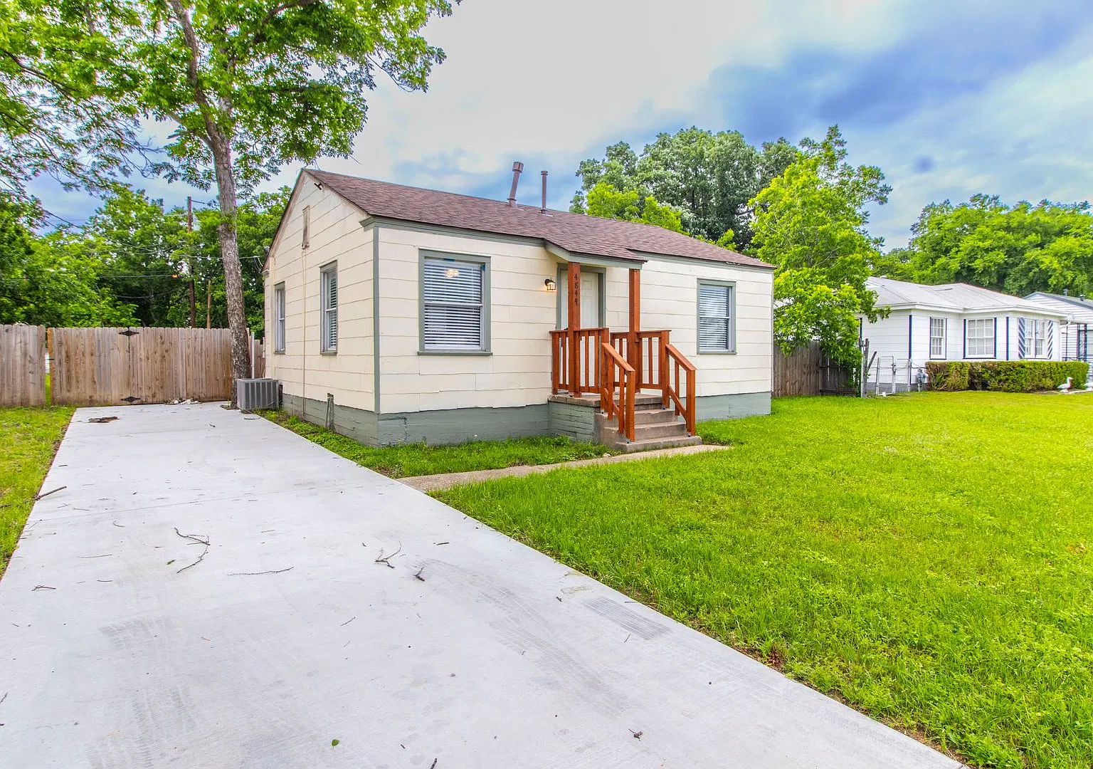 Update River Oaks Bungalow! — Photo 2