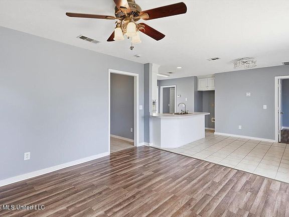 5th image of 319 Green Meadow Dr