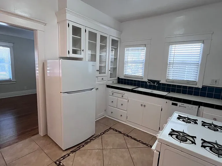 0090 Wenke Rentals — Photo 6