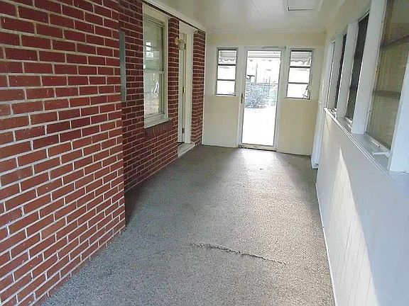 2nd image of 810 S Commerce St