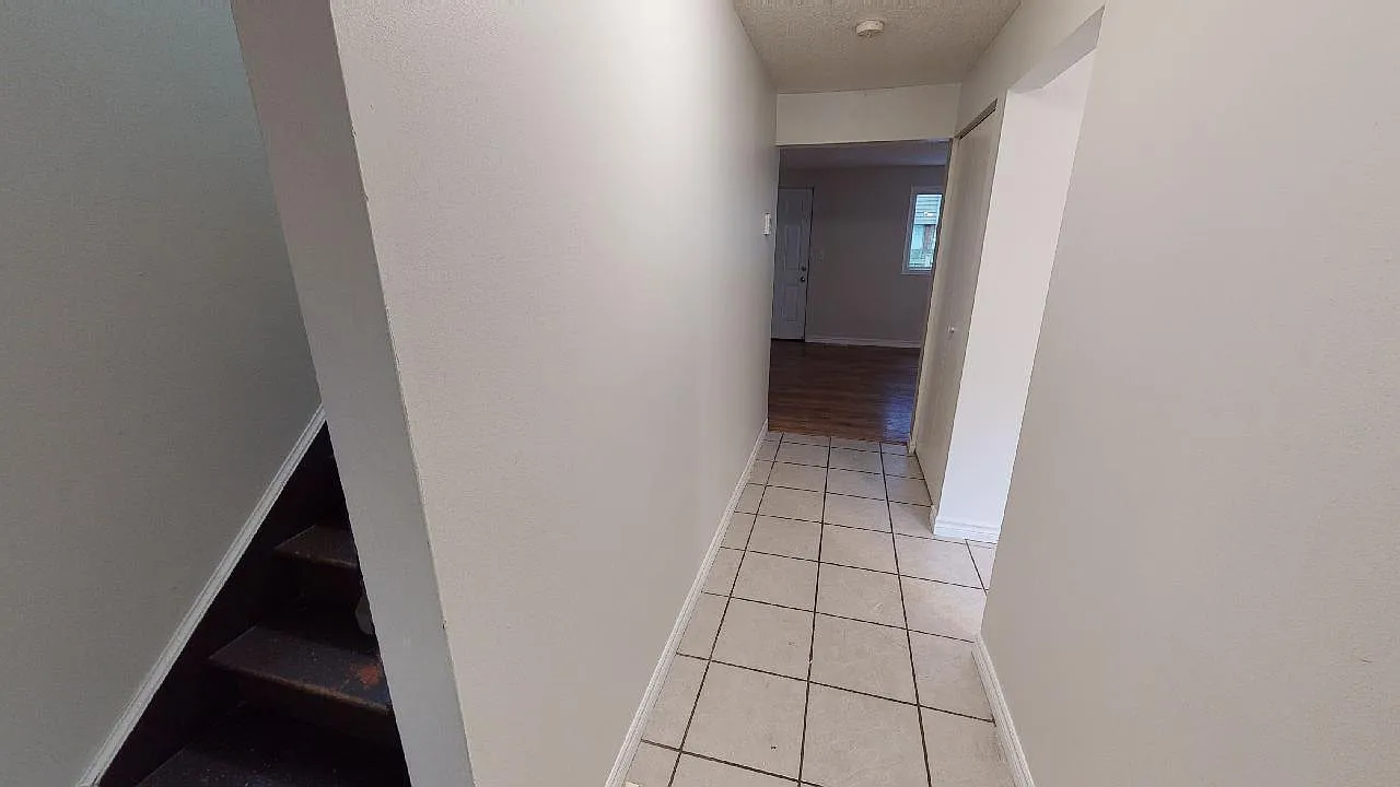 3 bed, 922 sqft, $1,895 — Photo 2