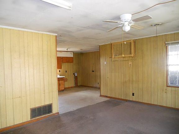 4th image of 808 W Riverdale St