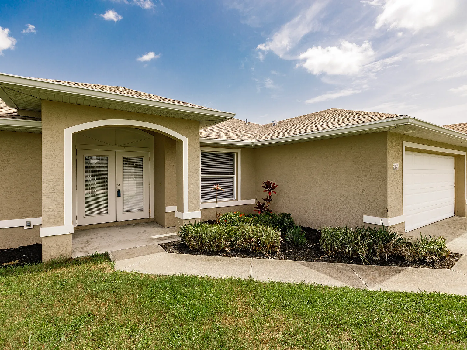 3/2 W/Den And Pool-Sw Cape Coral — Photo 2
