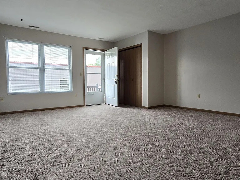 109 Marcus Dr — Photo 2