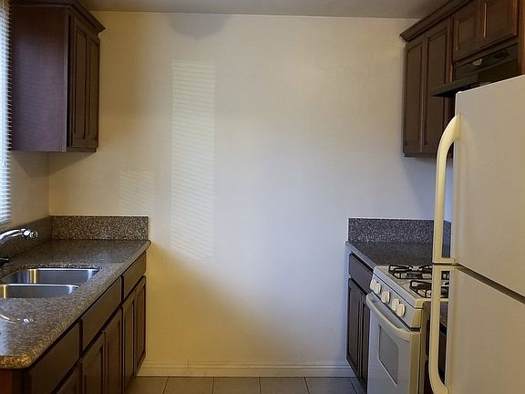 5th image of 610 Kew St APT 1