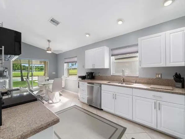 6637 Sun River Rd, Boynton Beach, FL 33437