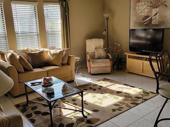4th image of 661 SW Dalton Cir