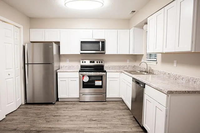 Summit 501 — Photo 1
