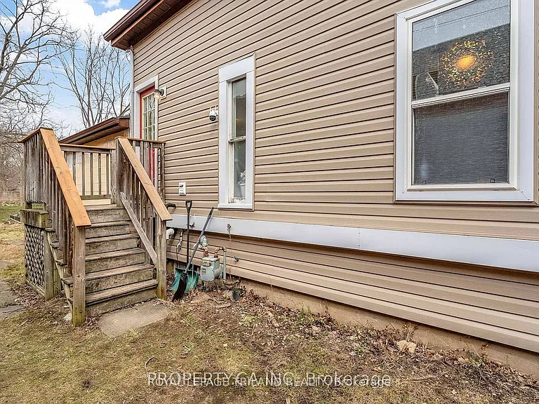 23 Saunby St #B — Photo 3