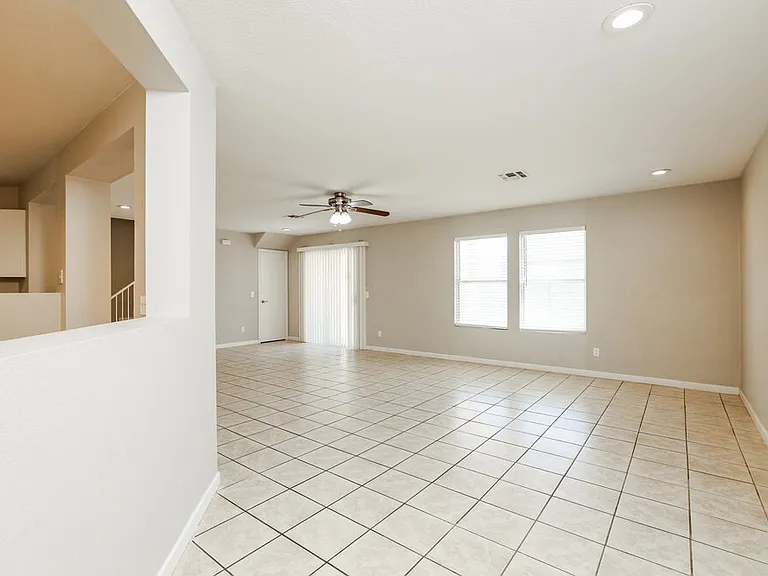 1552 E Maryland Pl — Photo 5