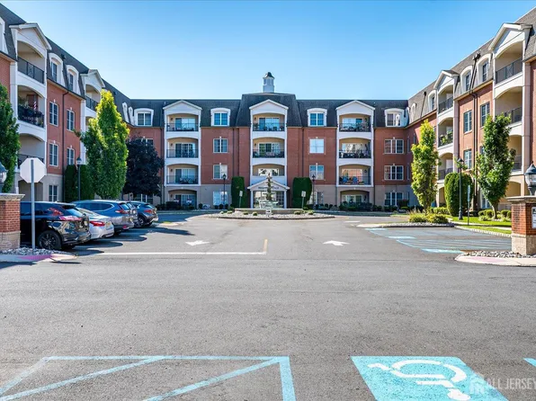 109 Regency Pl, Woodbridge, NJ 07095