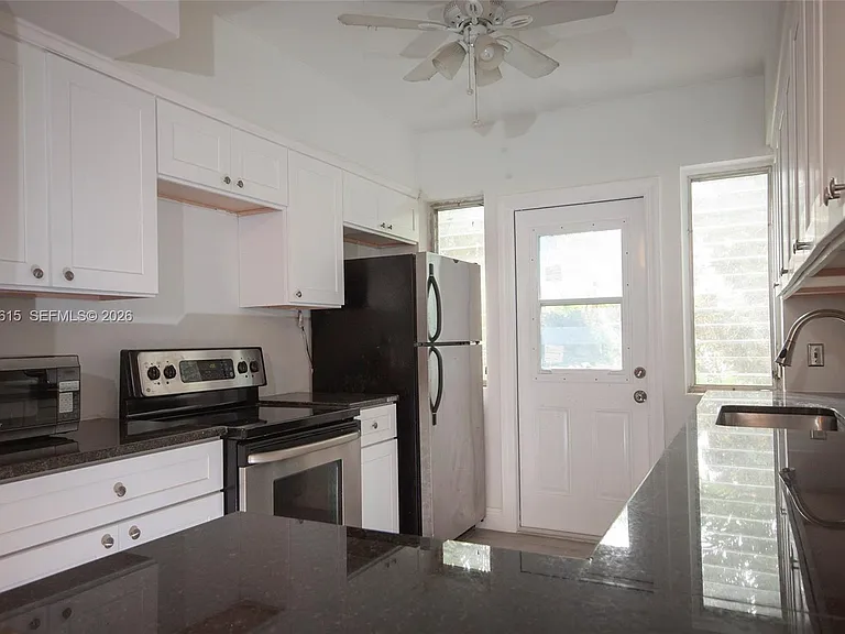 1050 92nd St #4 — Photo 6