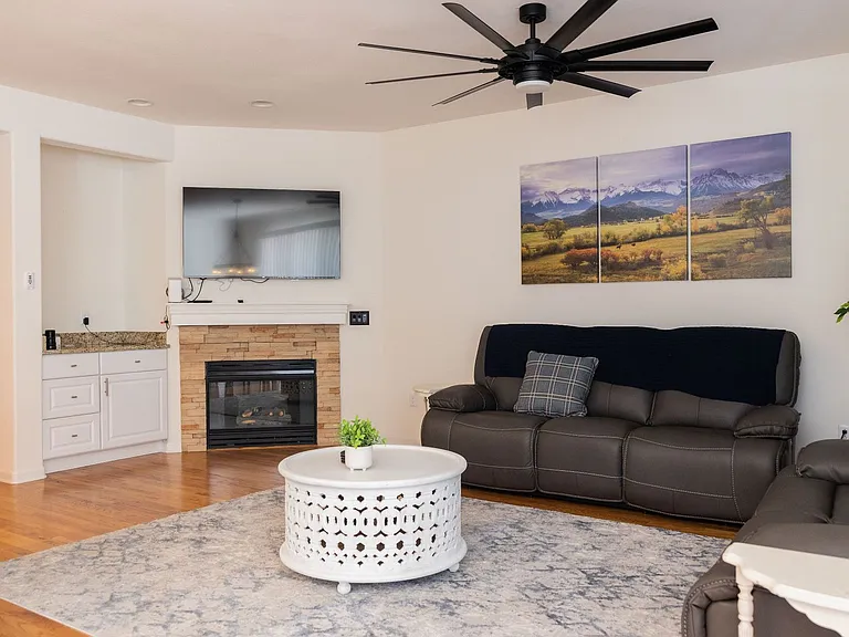 2960 Newport Cir — Photo 3