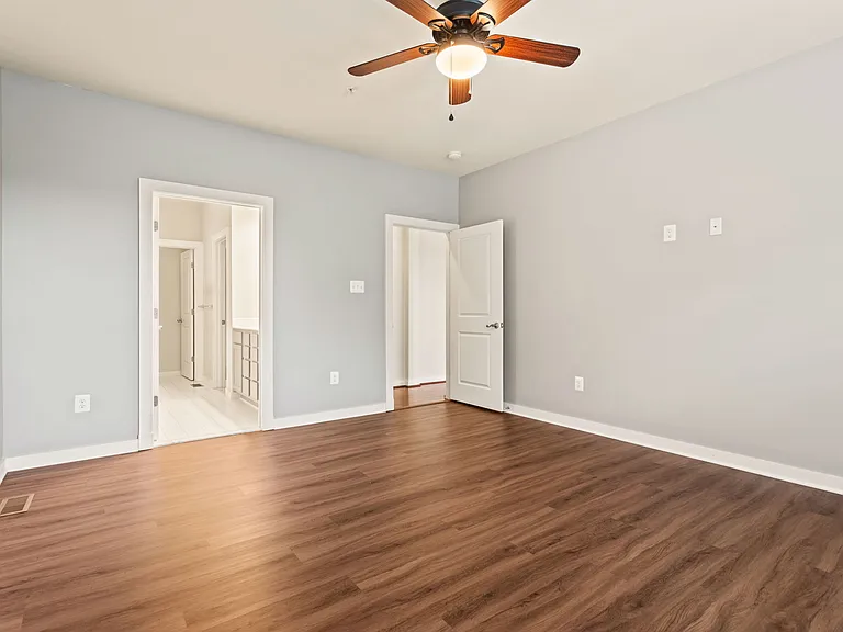 1112 Saxton Dr — Photo 5