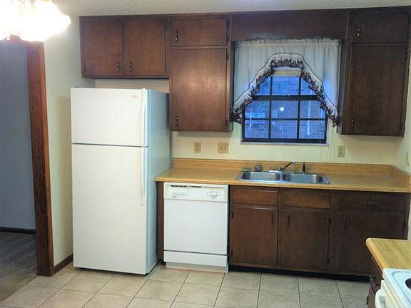 eat in kitchen-frig, dishwasher, disposal