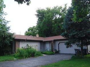 1084 Mohawk Dr, Elgin, IL 60120