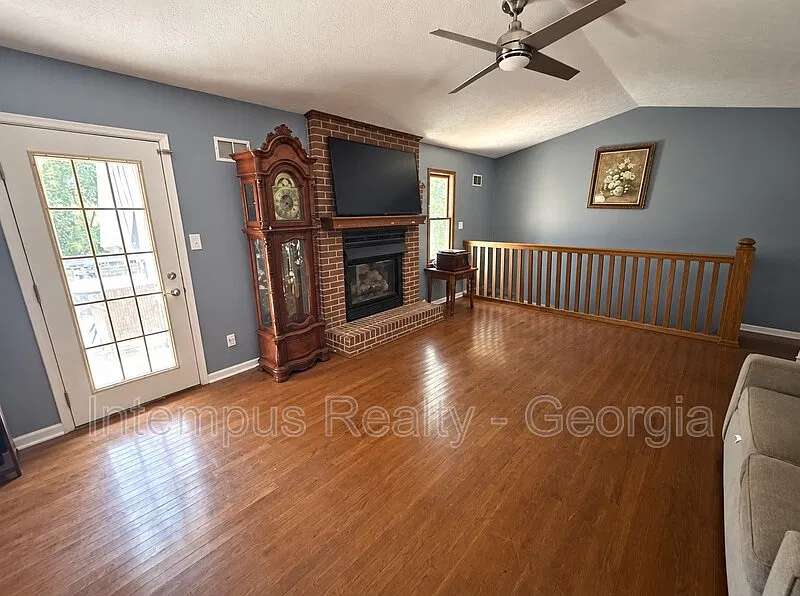 3 bed, 2.0 bath, 1779 sqft, $3,200 — Photo 4