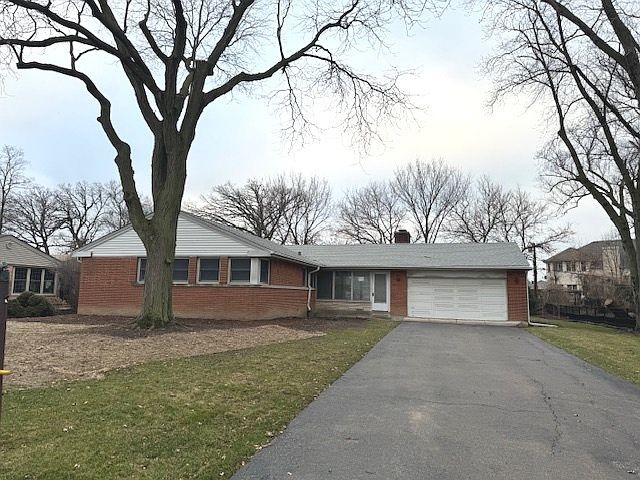 1st image of 2 Meadowood Dr