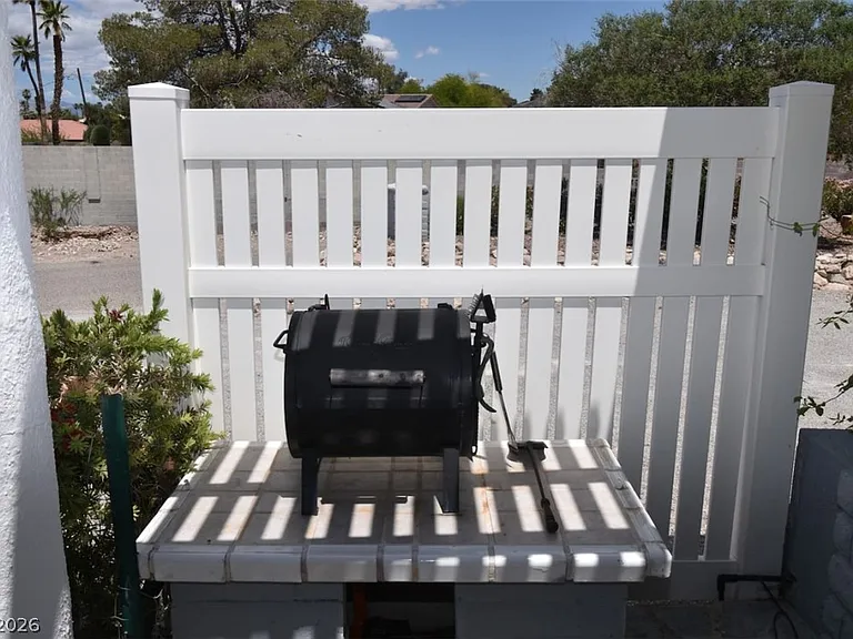 6889 Beverly Glen Ave #B — Photo 18