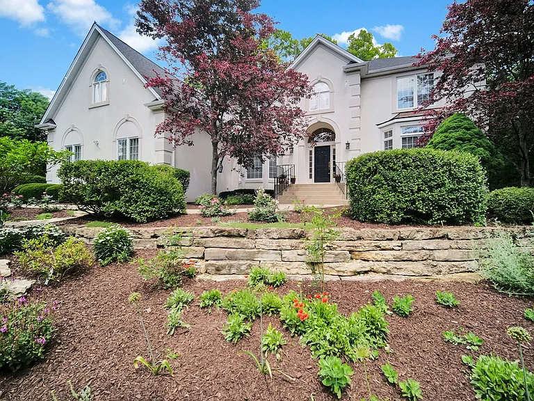 36W244 Fieldcrest Dr — Photo 1
