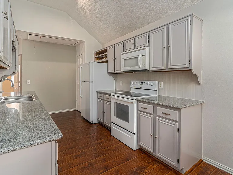 588 Lake Forest Dr — Photo 3