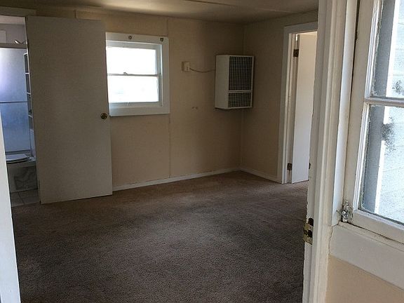 5th image of 4439 1/2 Parks Ave