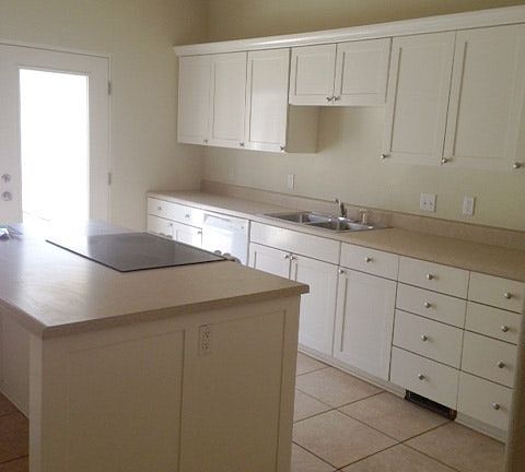 Lost of cabinets and light in the kitched