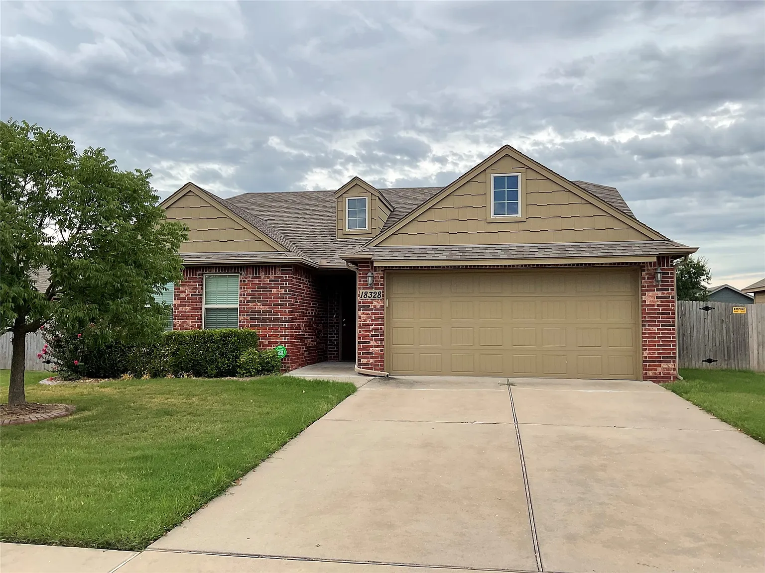 3 bed, 2.0 bath, 1374 sqft, $1,795 — Photo 1