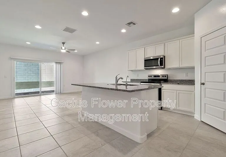 1718 W Sombra Ave — Photo 12