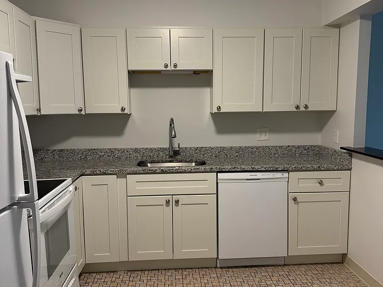 271 Chelsea St #10 — Photo 6
