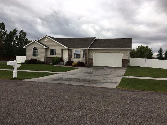 1st image of 3205 E Pinnacle Dr