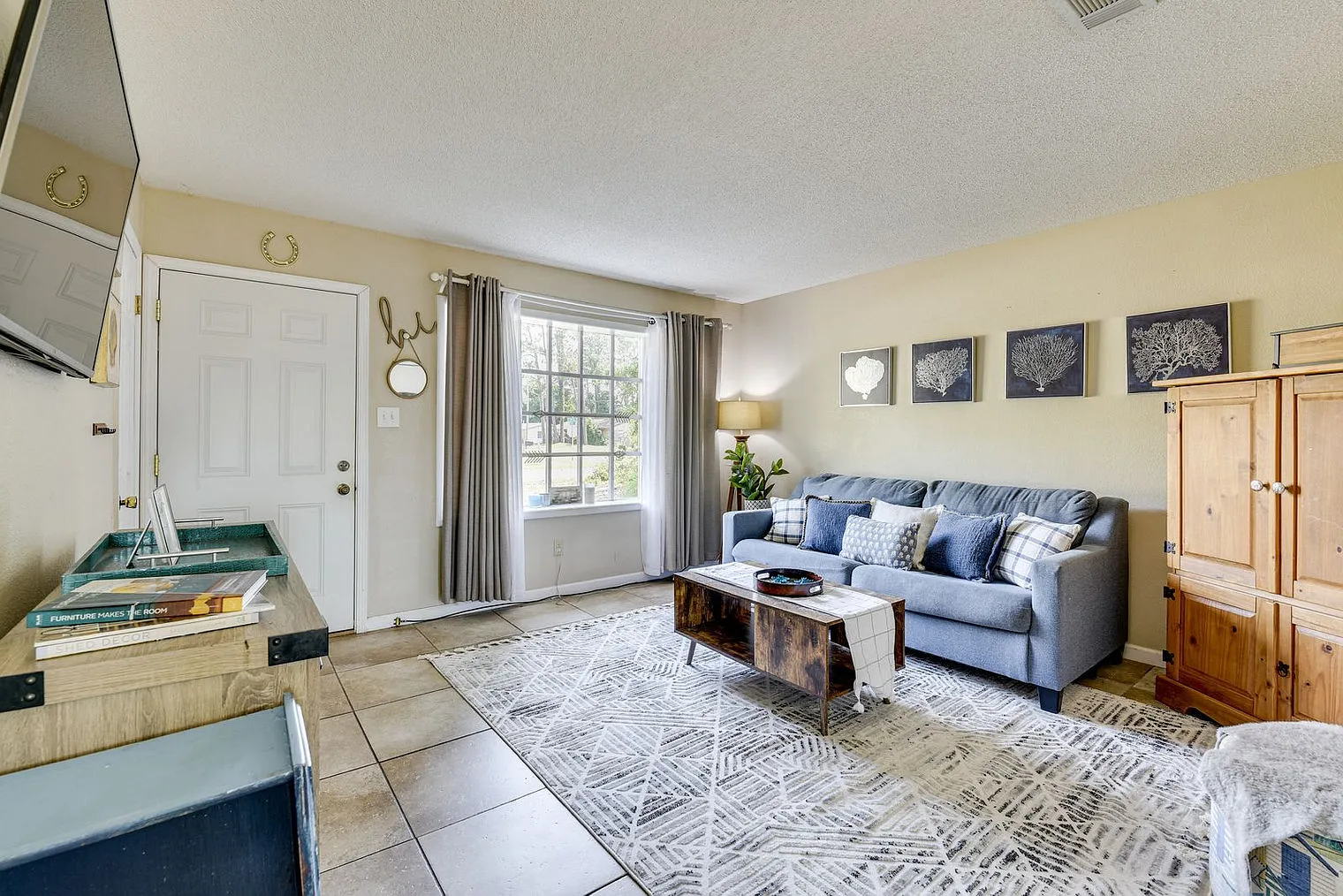 3 bed, 1.0 bath, 1097 sqft, $3,612 — Photo 1