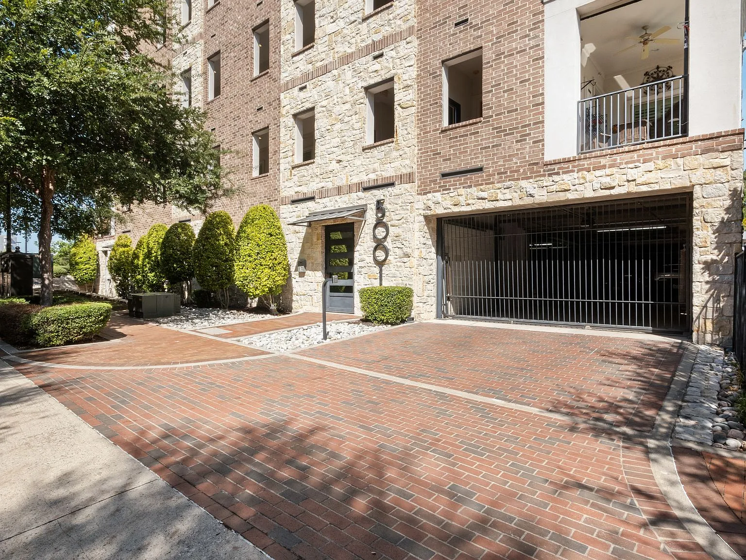 2 bed, 1941 sqft, $3,300 — Photo 1