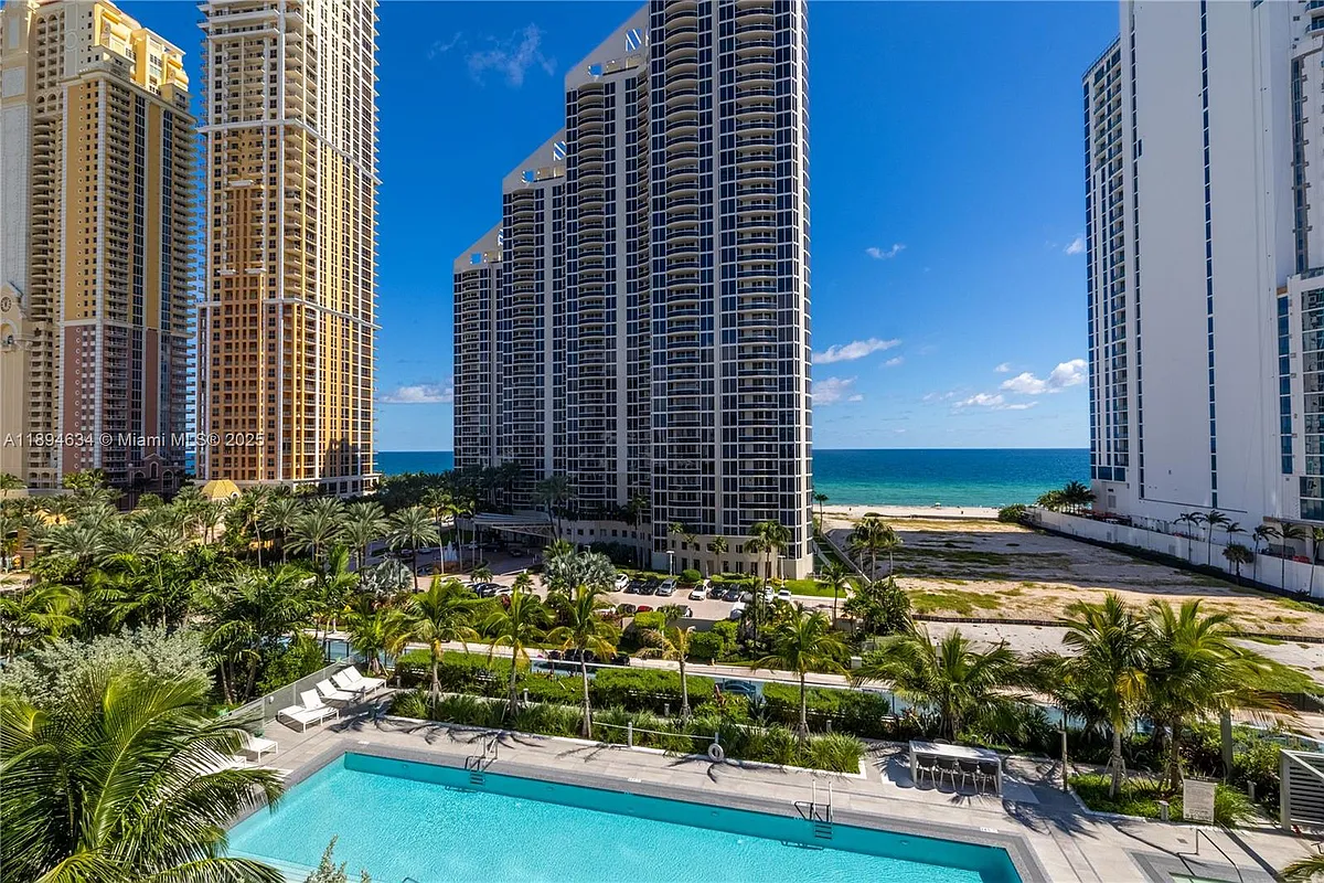 Building Photo - 17550 Collins Ave #703