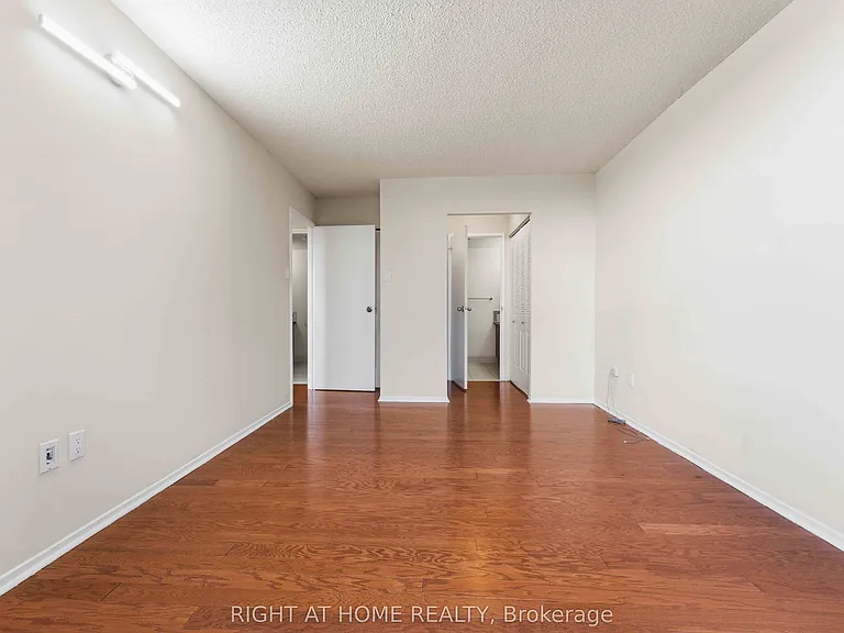 2759 Carousel Cres #911 — Photo 32