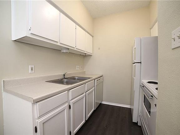 2nd image of 2604 Salado St APT 203