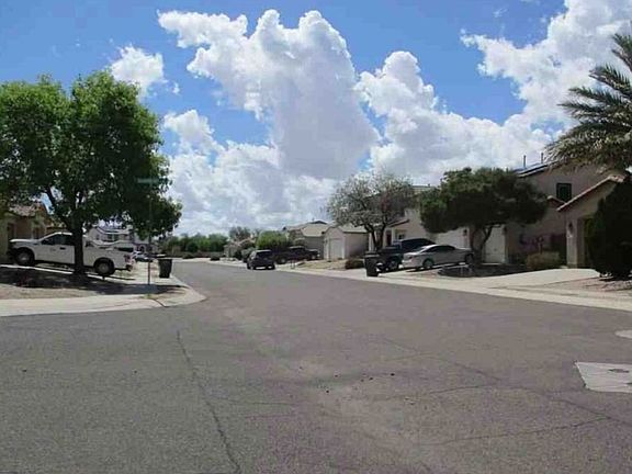 Exterior Neighborhood (street photo)