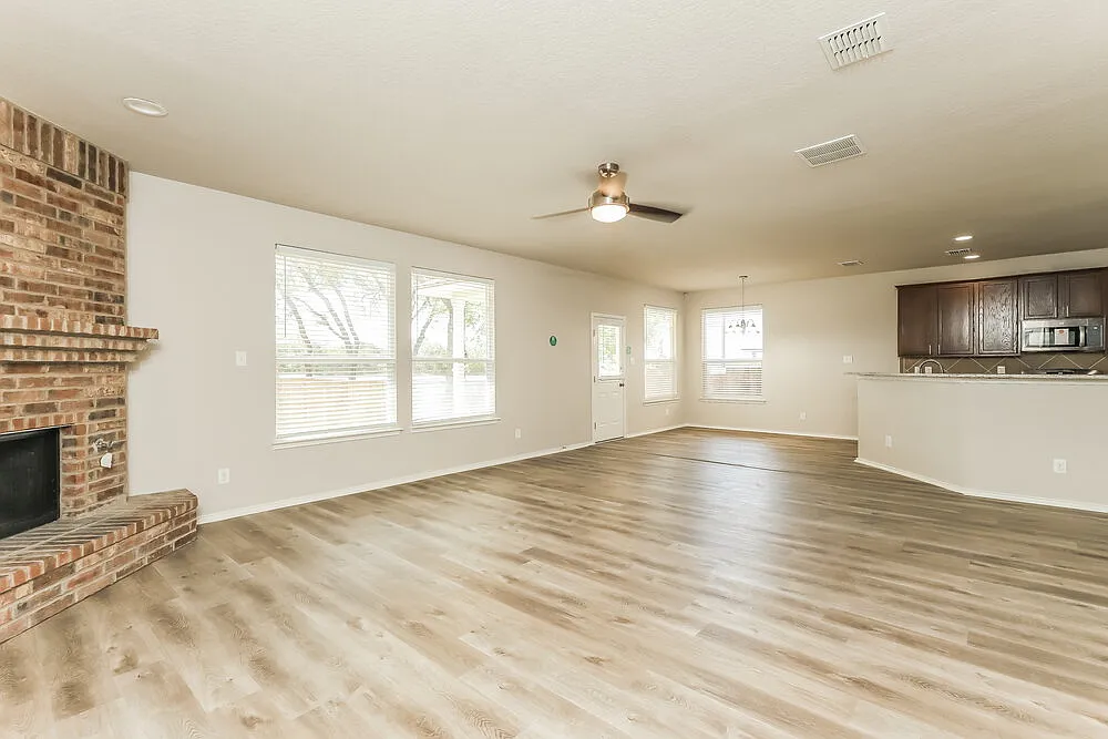 4 bed, 2.5 bath, 2704 sqft, $2,460 — Photo 4